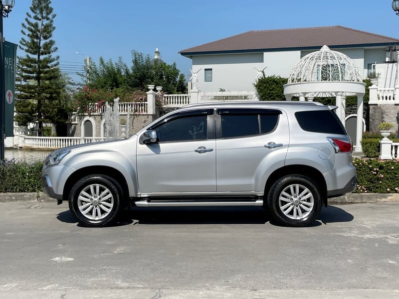 ISUZU MU-X 3.0 DA DVD 2WD ปี 2017 (รุ่นท็อป โฉม 60 ปี)