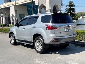 ISUZU MU-X 3.0 DA DVD 2WD ปี 2017 (รุ่นท็อป โฉม 60 ปี)
