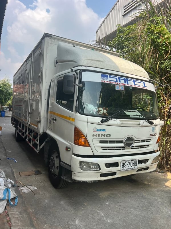 HINO FG 212แรงม้า รถบรรทุก 6ล้อ ตู้แห้ง ปี2011