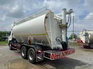 ISUZU FVM 240แรงม้า รถบรรทุก 10ล้อ บรรทุกอาหารสัตว์ ปี2011