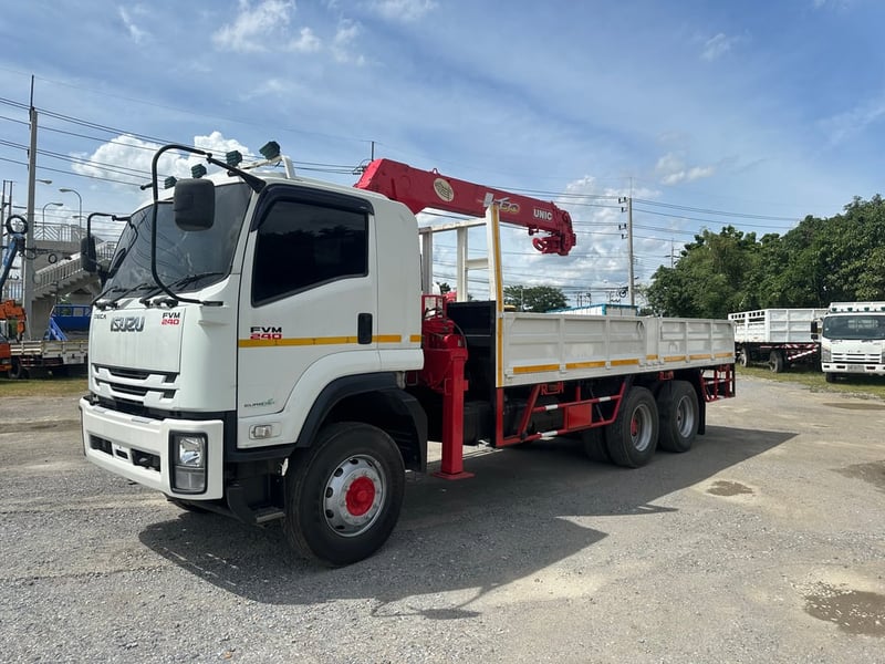 ISUZU FVM 240แรงม้า รถบรรทุก 10ล้อ กระบะเหล็กติดเครน ปี2020 เลขไมล์ 380,000 กม.