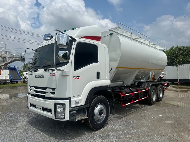 ISUZU FVM 240แรงม้า รถบรรทุก 10ล้อ บรรทุกอาหารสัตว์ ปี2011