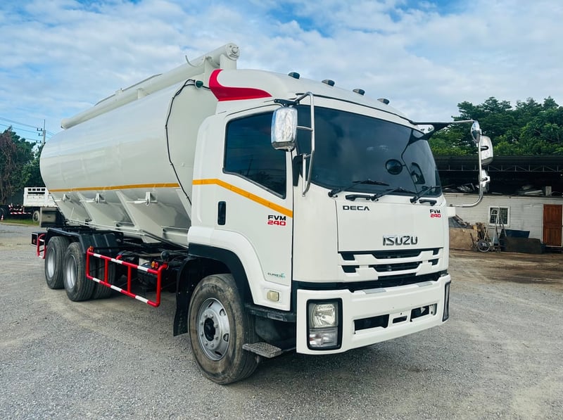 ISUZU FVM 240แรงม้า รถบรรทุก 10ล้อ บรรทุกอาหารสัตว์ ปี2011