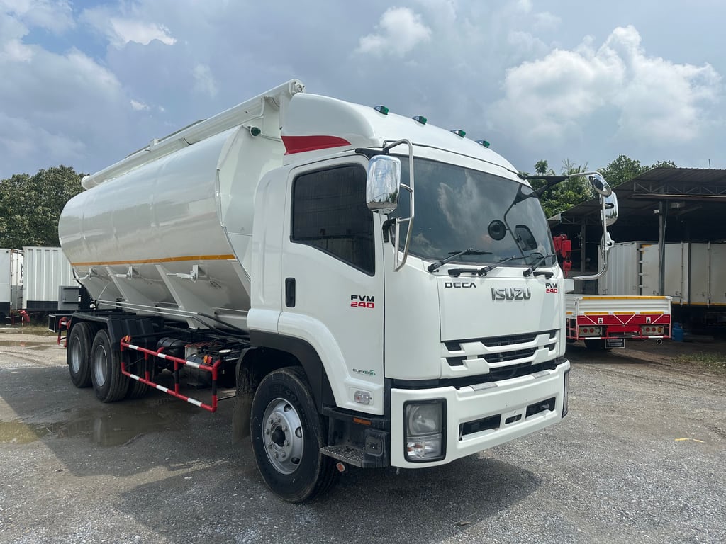 ISUZU FVM 240แรงม้า รถบรรทุก 10ล้อ บรรทุกอาหารสัตว์ ปี2011 ISUZU FVM 240แรงม้า รถบรรทุก 10ล้อ บรรทุกอาหารสัตว์ ปี2011