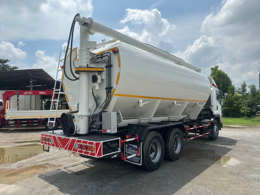 ISUZU FVM 240แรงม้า รถบรรทุก 10ล้อ บรรทุกอาหารสัตว์ ปี2011 ISUZU FVM 240แรงม้า รถบรรทุก 10ล้อ บรรทุกอาหารสัตว์ ปี2011