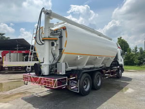 ISUZU FVM 240แรงม้า รถบรรทุก 10ล้อ บรรทุกอาหารสัตว์ ปี2011