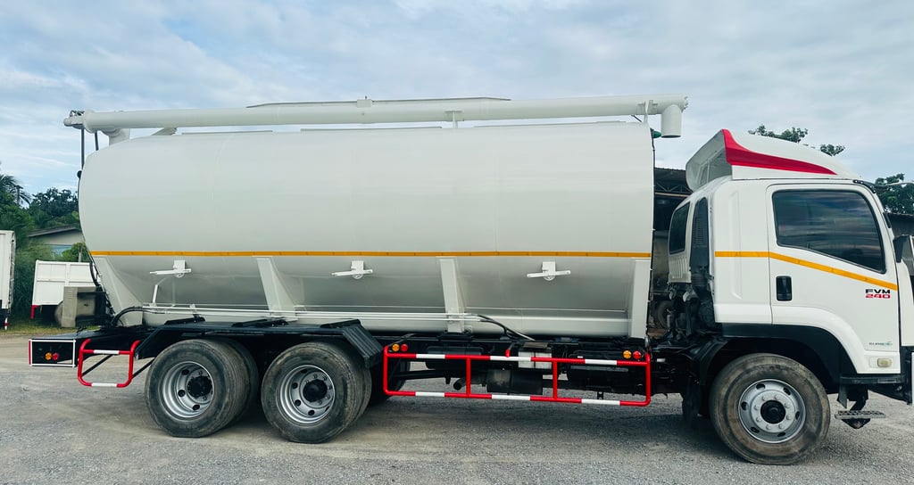 ISUZU FVM 240แรงม้า รถบรรทุก 10ล้อ บรรทุกอาหารสัตว์ ปี2011