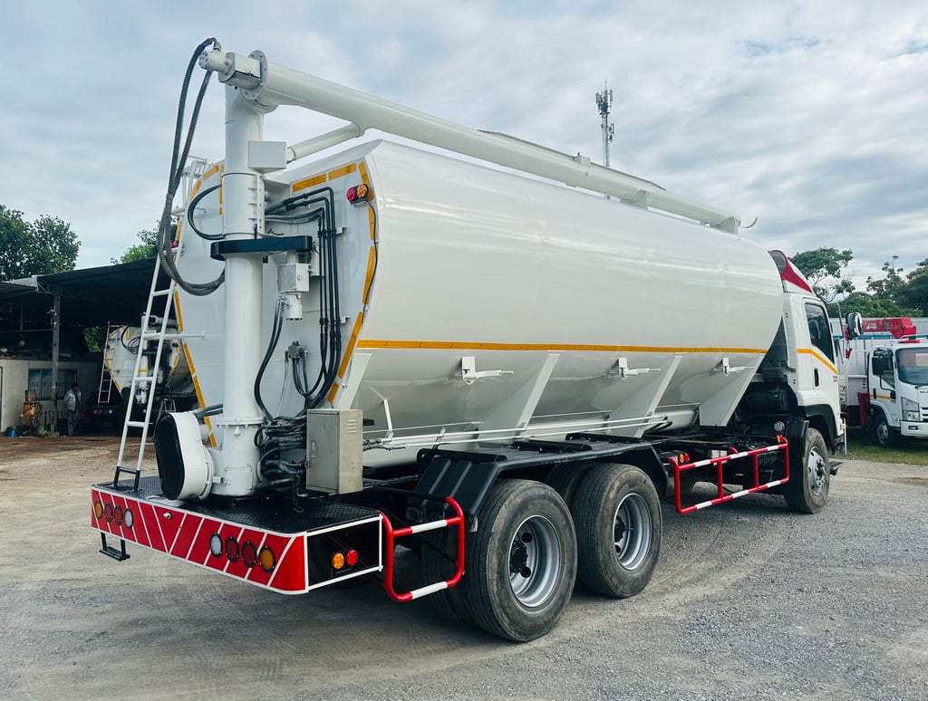 ISUZU FVM 240แรงม้า รถบรรทุก 10ล้อ บรรทุกอาหารสัตว์ ปี2011