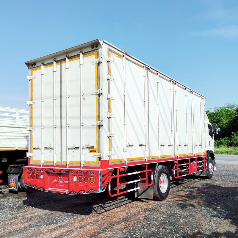 รถหกล้อตู้สิบบาน