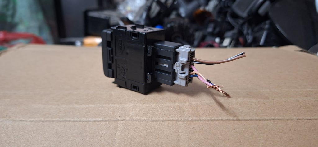 สวิทช์ AUTO OFF NISSAN แท้ มือสองญี่ปุ่น  สวิทช์ AUTO OFF NISSAN แท้ มือสองญี่ปุ่น