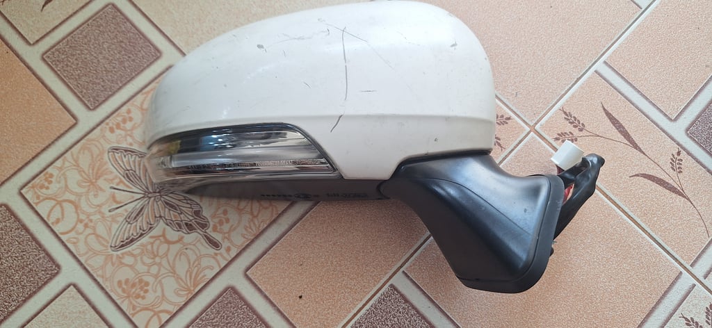 กระจกมองข้าง Toyota Prius ข้างขวา สีขาว