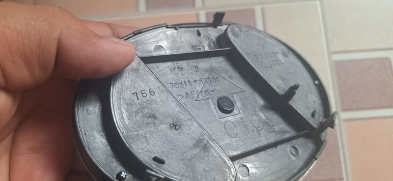 โลโก้ตัวนอก ติดหน้ารถ Toyota yaris โฉมแรก 2006 -2009 โลโก้ตัวนอก ติดหน้ารถ Toyota yaris โฉมแรก 2006 -2009