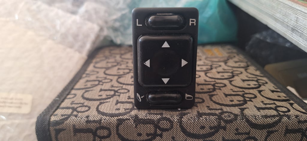 สวิทช์ปรับกระจกมองข้าง Subaru Impreza GG2 GG9 GDA แท้ สวิทช์ปรับกระจกมองข้าง Subaru Impreza GG2 GG9 GDA แท้