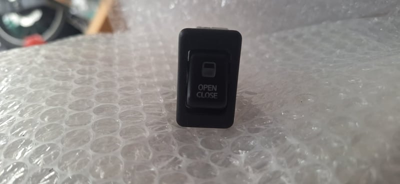 สวิทช์กดเปิดประตู OPEN CLOSE ของรถ NISSAN แท้ สวิทช์กดเปิดประตู OPEN CLOSE ของรถ NISSAN แท้