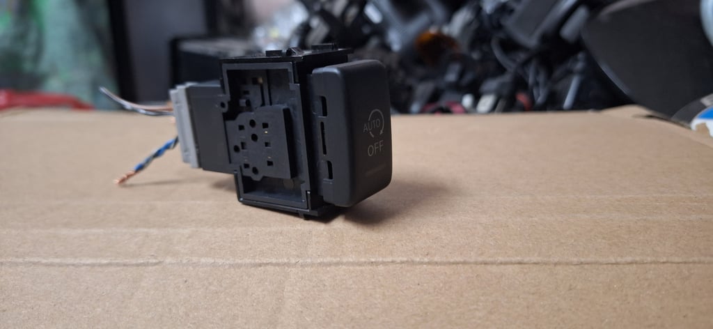 สวิทช์ AUTO OFF NISSAN แท้ มือสองญี่ปุ่น  สวิทช์ AUTO OFF NISSAN แท้ มือสองญี่ปุ่น