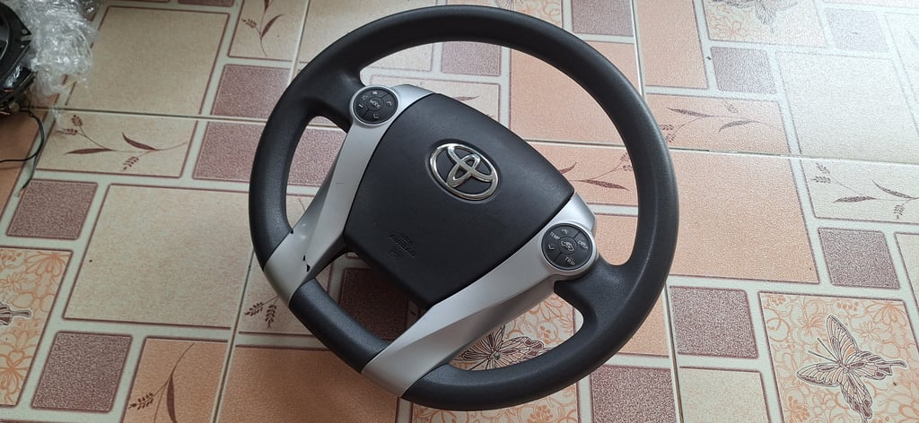 พวงมาลัย Toyota Prius แท้ มือสองญี่ปุ่น ขนาด14นิ้ว