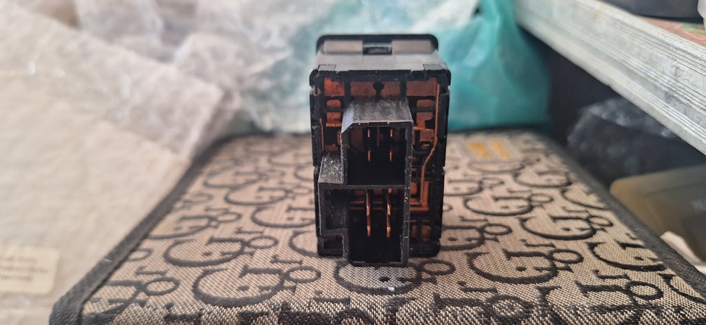 สวิทช์ปรับกระจกมองข้าง Subaru Impreza GG2 GG9 GDA แท้ สวิทช์ปรับกระจกมองข้าง Subaru Impreza GG2 GG9 GDA แท้