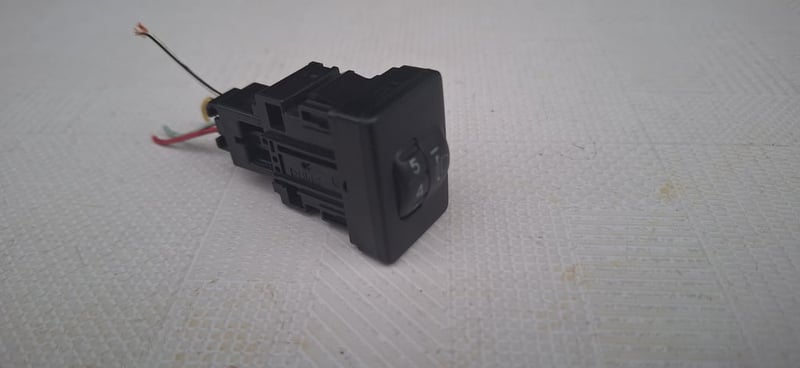 สวิทช์ปรับระดับไฟหน้า Toyota แท้ ไฟสีส้ม ขนาดใส่ช่องสวิทช์ Yaris สวิทช์ปรับระดับไฟหน้า Toyota แท้ ไฟสีส้ม ขนาดใส่ช่องสวิทช์ Yaris