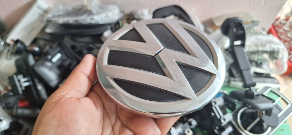 โลโก้ VW แท้ ตัวใหญ่ขนาด13.7เซนติเมตร สำหรับติดหน้ารถ โลโก้ VW แท้ ตัวใหญ่ขนาด13.7เซนติเมตร สำหรับติดหน้ารถ