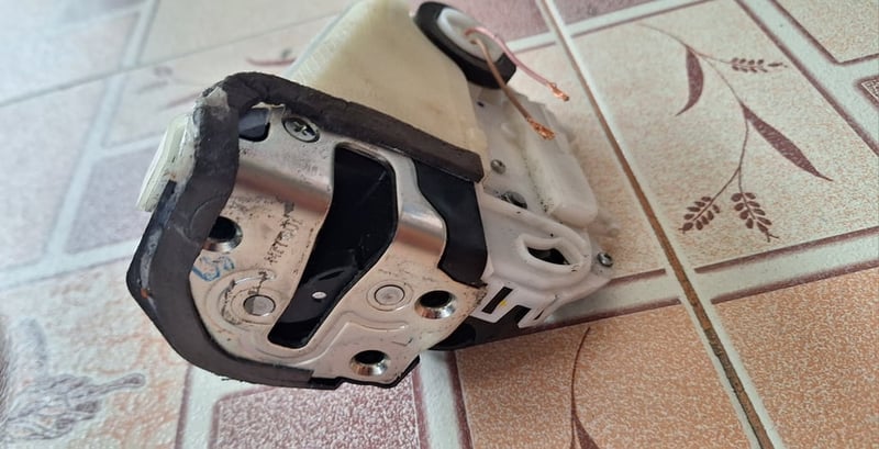 กลอนประตูไฟฟ้า หลังข้างซ้าย Toyota Yaris 1.5