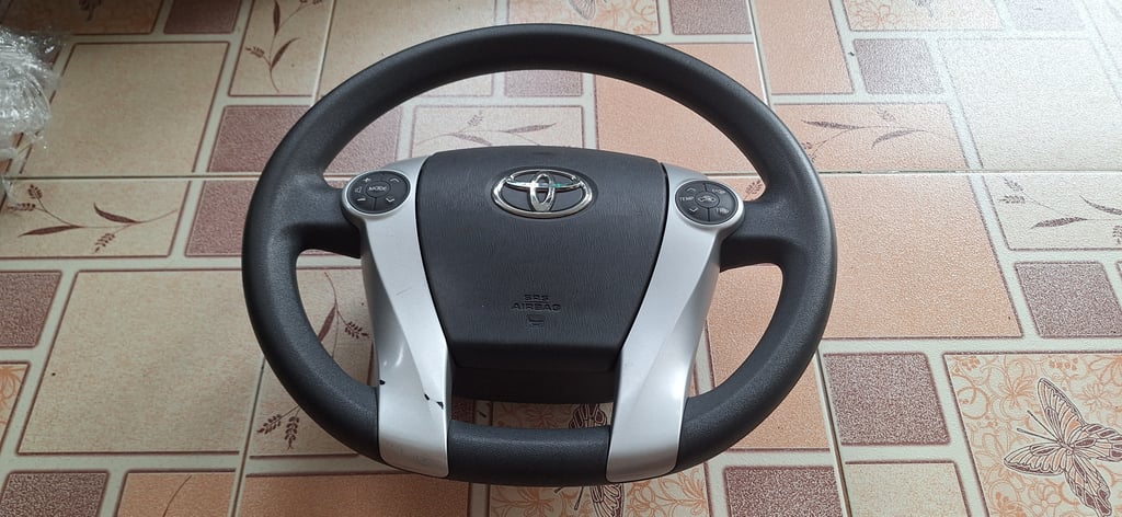 พวงมาลัย Toyota Prius แท้ มือสองญี่ปุ่น ขนาด14นิ้ว