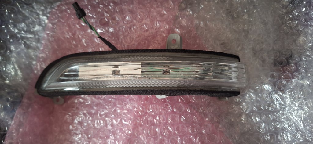 ไฟเลี้ยวกระจกมองข้าง Nissan j32 ข้างซ้าย แท้ ไฟเลี้ยวกระจกมองข้าง Nissan j32 ข้างซ้าย แท้