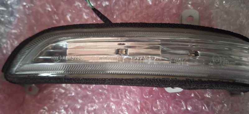 ไฟเลี้ยวกระจกมองข้าง Nissan j32 ข้างซ้าย แท้