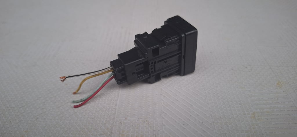 สวิทช์ปรับระดับไฟหน้า Toyota แท้ ไฟสีส้ม ขนาดใส่ช่องสวิทช์ Yaris  สวิทช์ปรับระดับไฟหน้า Toyota แท้ ไฟสีส้ม ขนาดใส่ช่องสวิทช์ Yaris