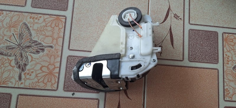 กลอนประตูไฟฟ้า หลังข้างซ้าย Toyota Yaris 1.5