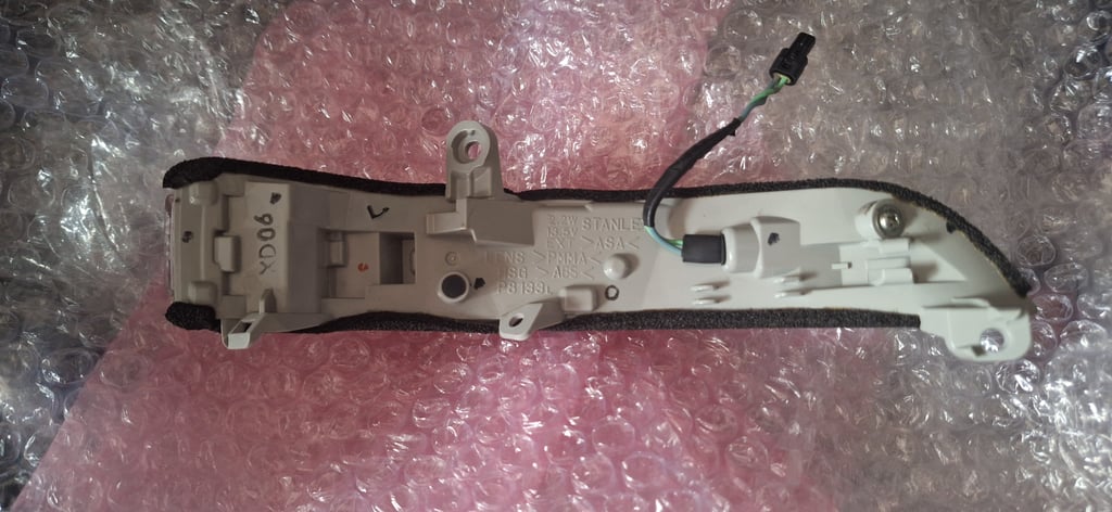 ไฟเลี้ยวกระจกมองข้าง Nissan j32 ข้างซ้าย แท้ ไฟเลี้ยวกระจกมองข้าง Nissan j32 ข้างซ้าย แท้