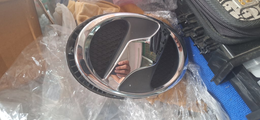 โลโก้ตัวนอก ติดหน้ารถ Toyota yaris โฉมแรก 2006 -2009