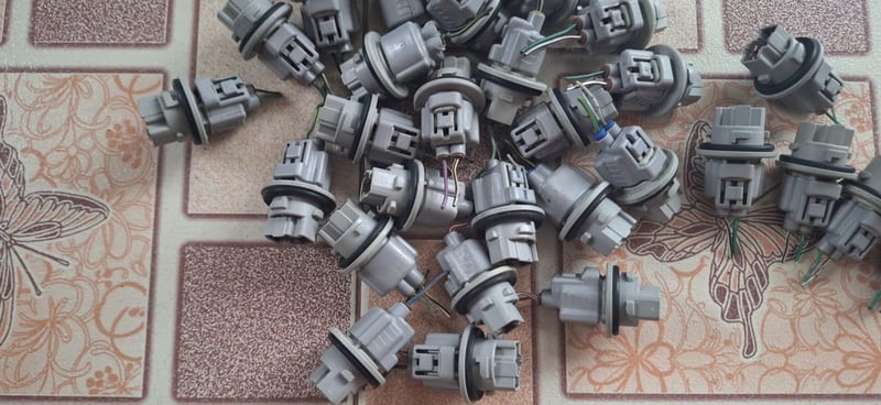 ขั้วไฟเลี้ยวไฟหน้า Toyota แท้ พร้อมปลั๊ก ขนาดใส่หลอด T20 หลอดสีส้ม ขั้วไฟเลี้ยวไฟหน้า Toyota แท้ พร้อมปลั๊ก ขนาดใส่หลอด T20 หลอดสีส้ม