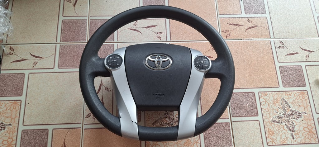 พวงมาลัย Toyota Prius แท้ มือสองญี่ปุ่น ขนาด14นิ้ว