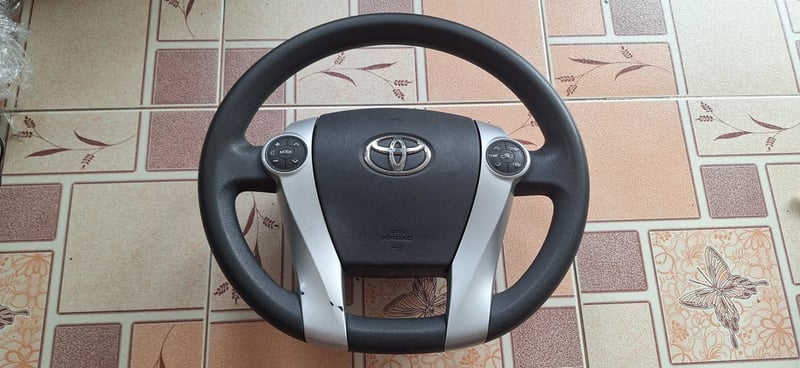 พวงมาลัย Toyota Prius แท้ มือสองญี่ปุ่น ขนาด14นิ้ว