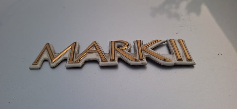 เพลทโลโก้ MARKII สีทอง แท้ ติดท้ายรถ TOYOTA MARKII