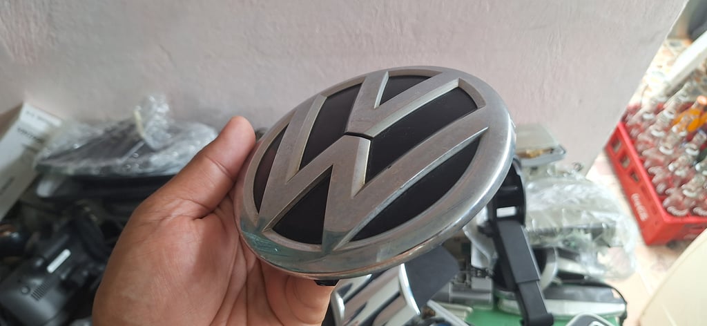 โลโก้ VW แท้ ตัวใหญ่ขนาด13.7เซนติเมตร สำหรับติดหน้ารถ โลโก้ VW แท้ ตัวใหญ่ขนาด13.7เซนติเมตร สำหรับติดหน้ารถ