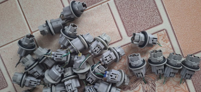 ขั้วไฟเลี้ยวไฟหน้า Toyota แท้ พร้อมปลั๊ก ขนาดใส่หลอด T20 หลอดสีส้ม ขั้วไฟเลี้ยวไฟหน้า Toyota แท้ พร้อมปลั๊ก ขนาดใส่หลอด T20 หลอดสีส้ม