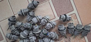 ขั้วไฟเลี้ยวไฟหน้า Toyota แท้ พร้อมปลั๊ก ขนาดใส่หลอด T20 หลอดสีส้ม ขั้วไฟเลี้ยวไฟหน้า Toyota แท้ พร้อมปลั๊ก ขนาดใส่หลอด T20 หลอดสีส้ม