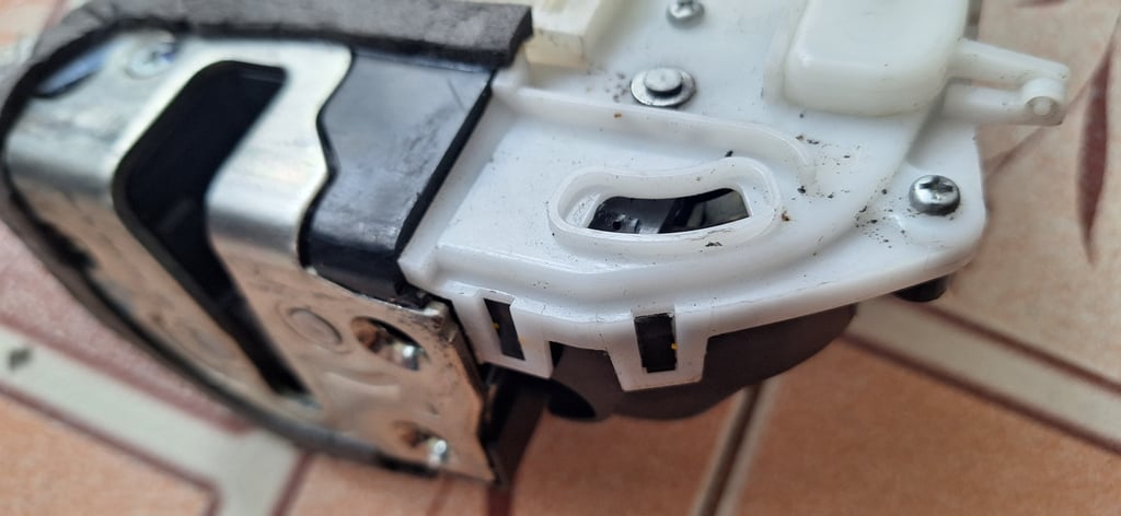 กลอนประตูไฟฟ้า หลังข้างซ้าย Toyota Yaris 1.5 กลอนประตูไฟฟ้า หลังข้างซ้าย Toyota Yaris 1.5