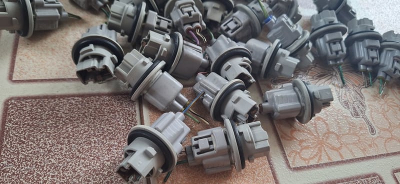 ขั้วไฟเลี้ยวไฟหน้า Toyota แท้ พร้อมปลั๊ก ขนาดใส่หลอด T20 หลอดสีส้ม ขั้วไฟเลี้ยวไฟหน้า Toyota แท้ พร้อมปลั๊ก ขนาดใส่หลอด T20 หลอดสีส้ม