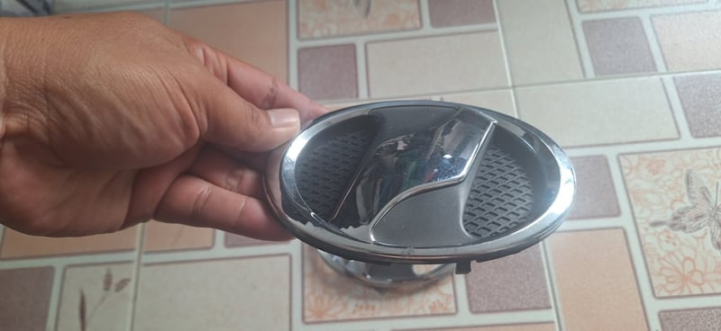 โลโก้ตัวนอก ติดหน้ารถ Toyota yaris โฉมแรก 2006 -2009 โลโก้ตัวนอก ติดหน้ารถ Toyota yaris โฉมแรก 2006 -2009