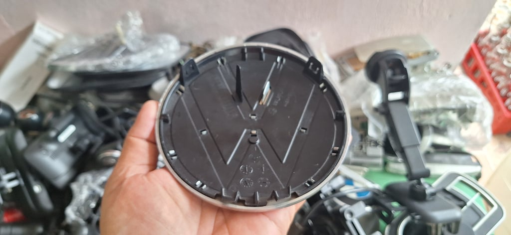 โลโก้ VW แท้ ตัวใหญ่ขนาด13.7เซนติเมตร สำหรับติดหน้ารถ โลโก้ VW แท้ ตัวใหญ่ขนาด13.7เซนติเมตร สำหรับติดหน้ารถ