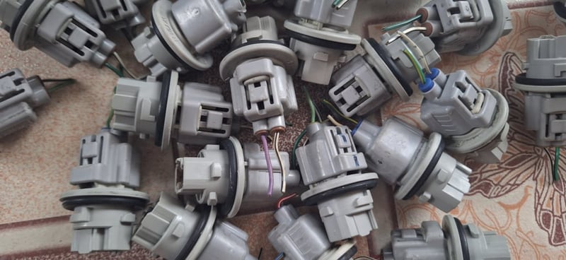 ขั้วไฟเลี้ยวไฟหน้า Toyota แท้ พร้อมปลั๊ก ขนาดใส่หลอด T20 หลอดสีส้ม ขั้วไฟเลี้ยวไฟหน้า Toyota แท้ พร้อมปลั๊ก ขนาดใส่หลอด T20 หลอดสีส้ม