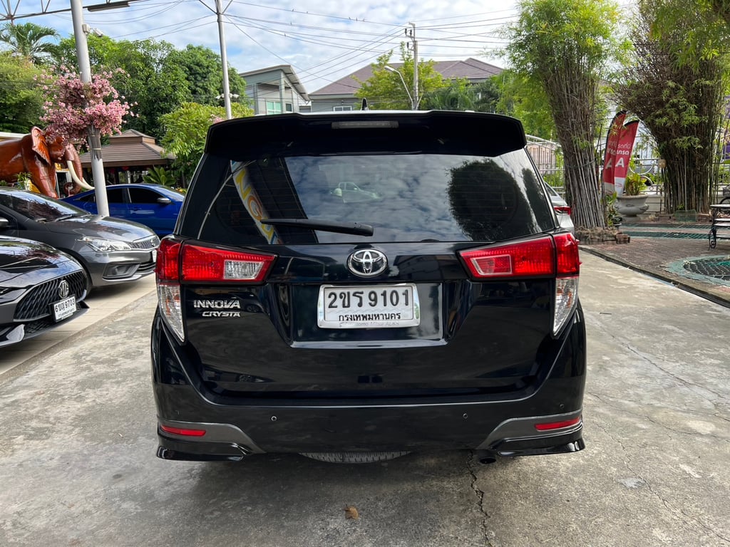 Toyota INNOVA 2.8 Crysta Premium รถรุ่นพรีเมียม 