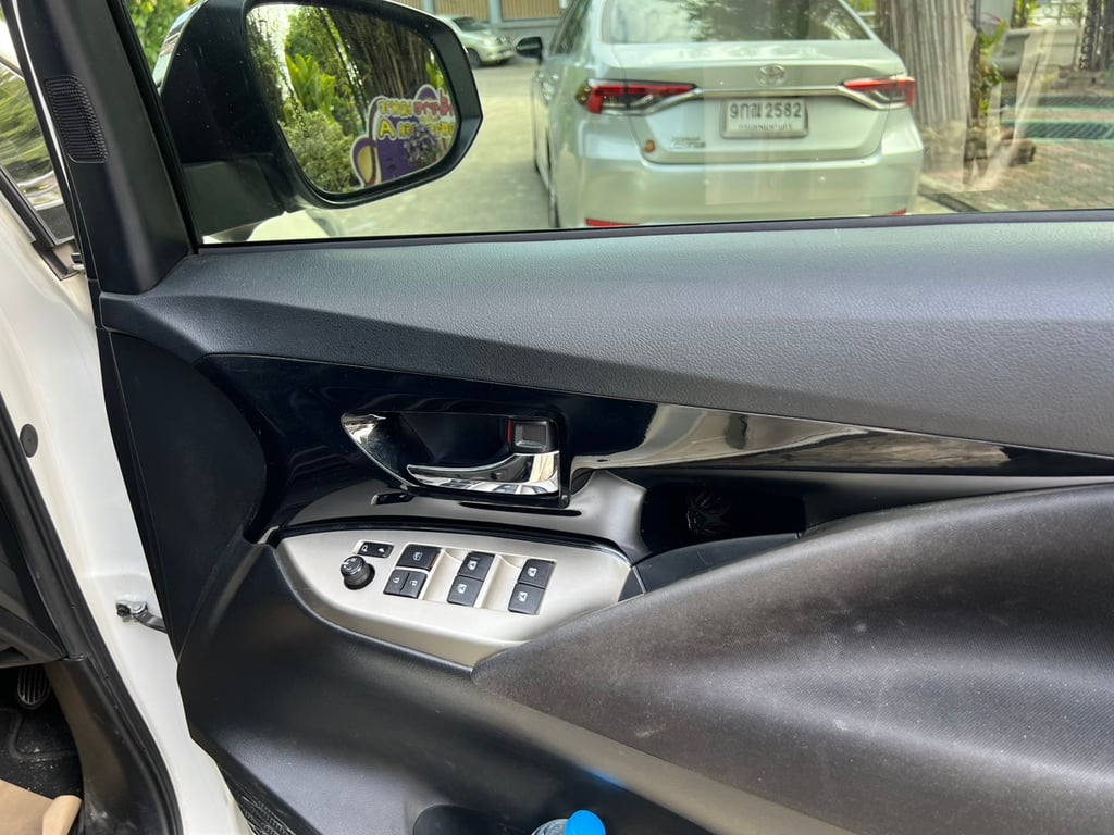 Toyota INNOVA 2.8 Crysta 7 ที่นั่ง Toyota INNOVA 2.8 Crysta 7 ที่นั่ง