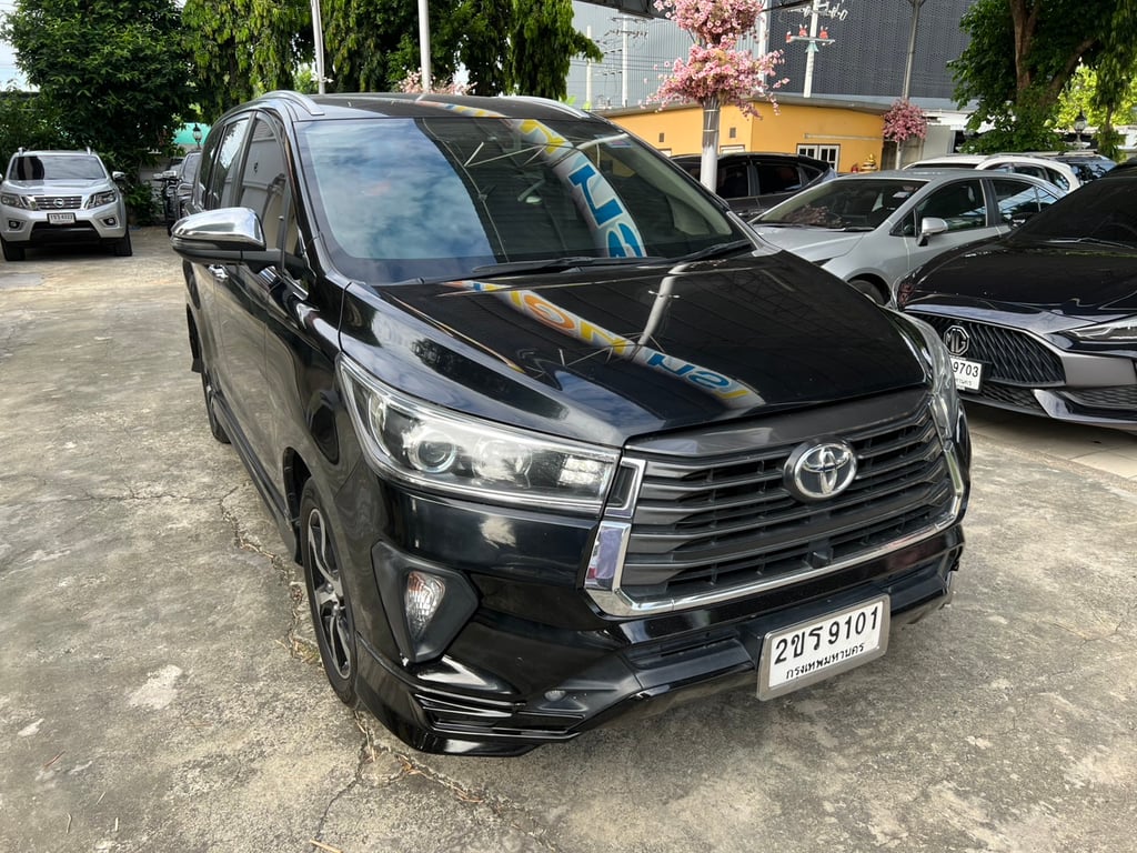 Toyota INNOVA 2.8 Crysta Premium รถรุ่นพรีเมียม 