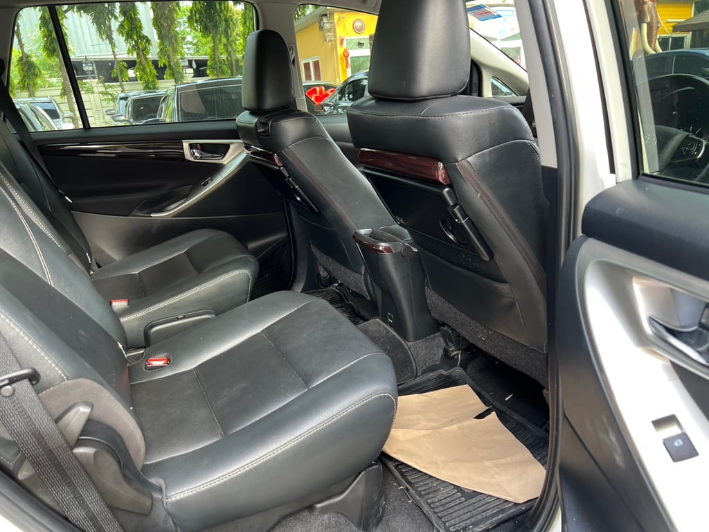 Toyota INNOVA 2.8 Crysta 7 ที่นั่ง Toyota INNOVA 2.8 Crysta 7 ที่นั่ง