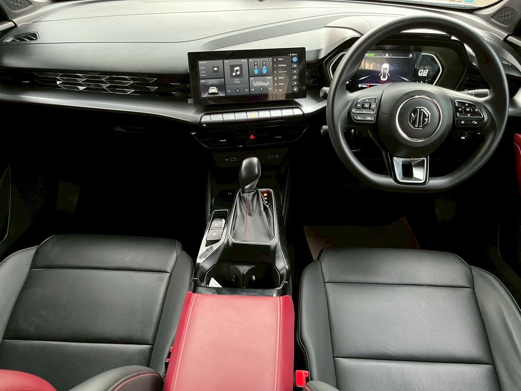 🚘 MG 5 TOP 1.5 X SUNROOF AUTO 2024