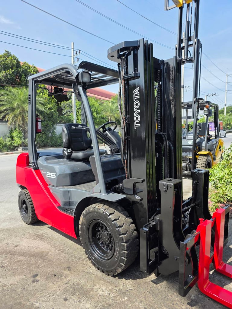 รถโฟล์คลิฟท์มือสอง TOYOTA 8FD25 AT With Hinge Fork and Side Shift