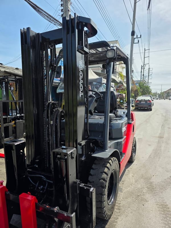 รถโฟล์คลิฟท์มือสอง TOYOTA 8FD25 AT With Hinge Fork and Side Shift